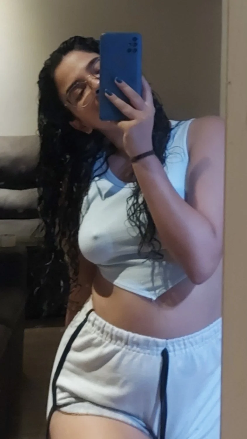 Seguidor flagrou a amiga gostosa distraída image 3