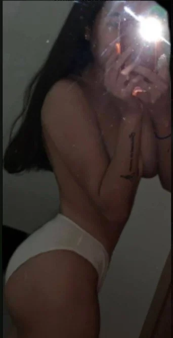 Novinha gostosa vazou mostrando os peitinhos! putinha caiu na net depois de ser vazada por macho image 8