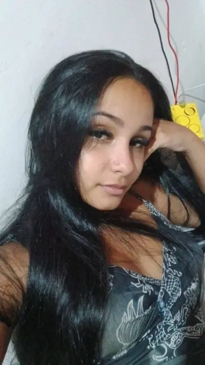 Novinha putinha se exibindo no espelho cover image