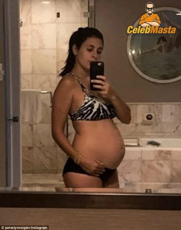 Pregnant Jamie Lynn sigler image 19