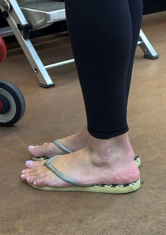 enjoy! big ass milf feet creepshot image 13