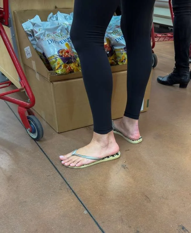 enjoy! big ass milf feet creepshot image 14