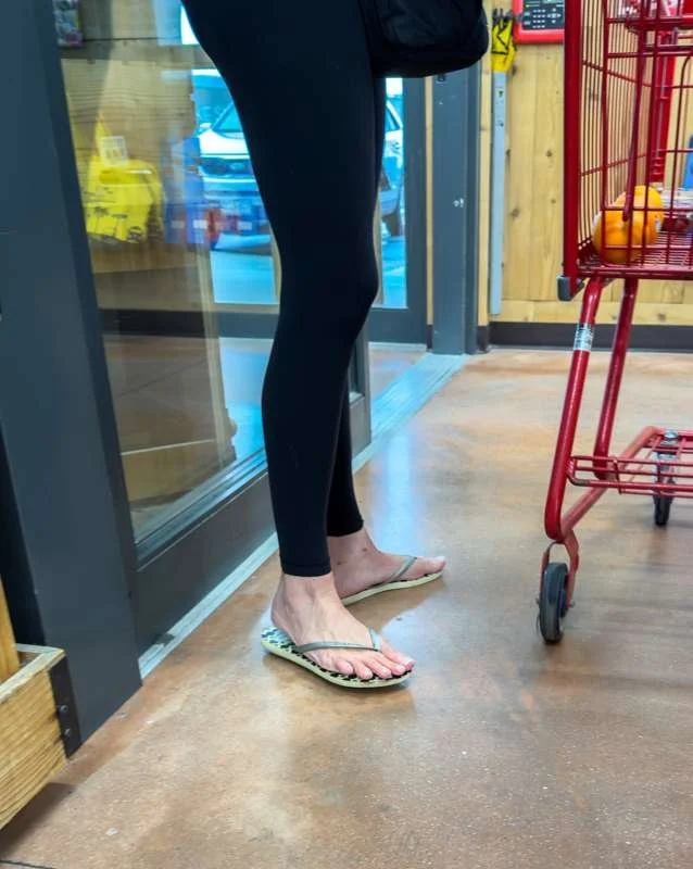 enjoy! big ass milf feet creepshot image 15