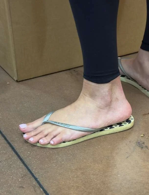 enjoy! big ass milf feet creepshot image 16