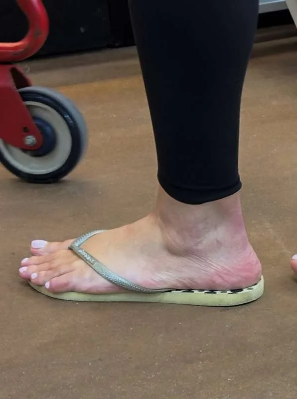 enjoy! big ass milf feet creepshot image 17