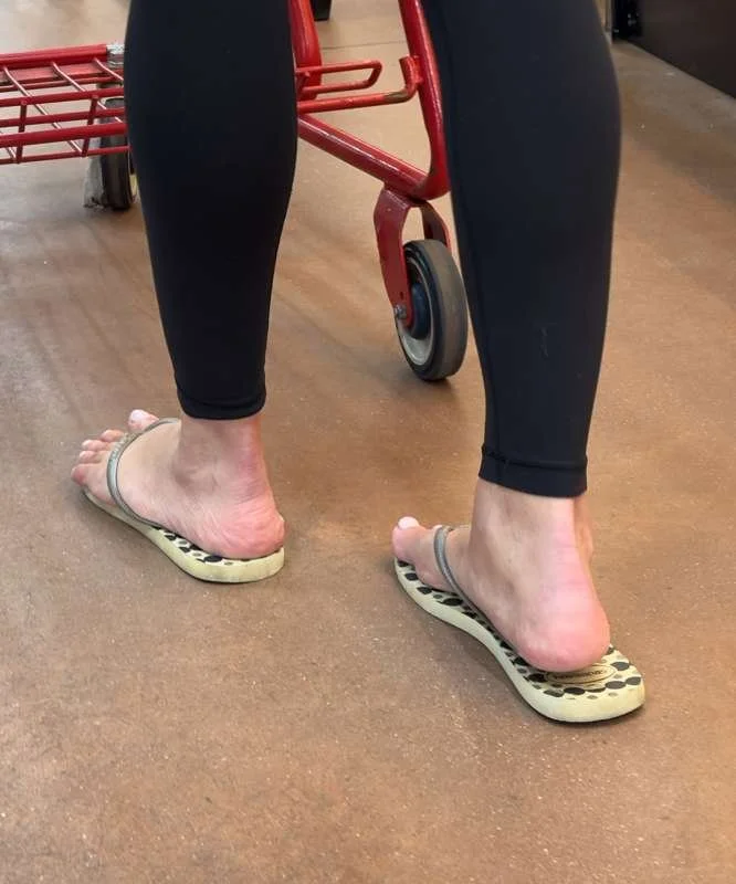 enjoy! big ass milf feet creepshot image 3