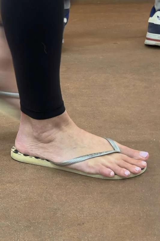 enjoy! big ass milf feet creepshot image 4