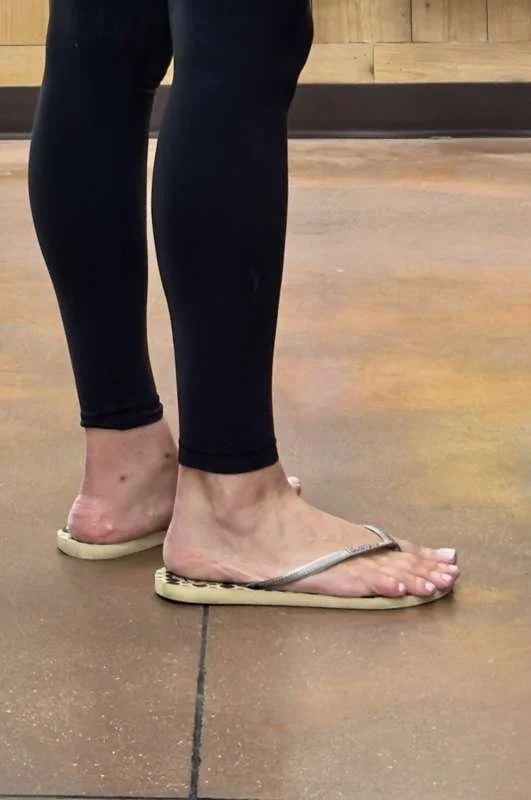 enjoy! big ass milf feet creepshot image 5