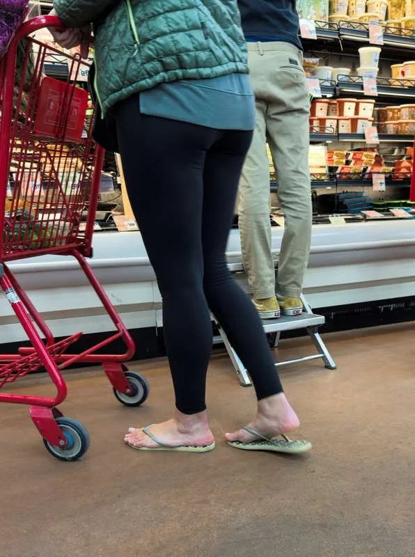 enjoy! big ass milf feet creepshot image 6