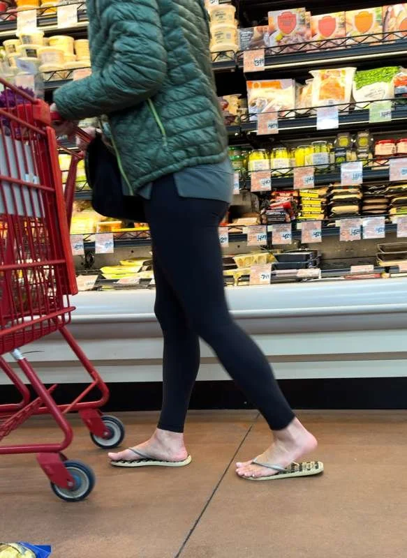 enjoy! big ass milf feet creepshot image 7