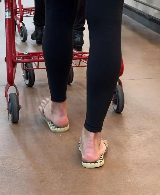 enjoy! big ass milf feet creepshot image 8