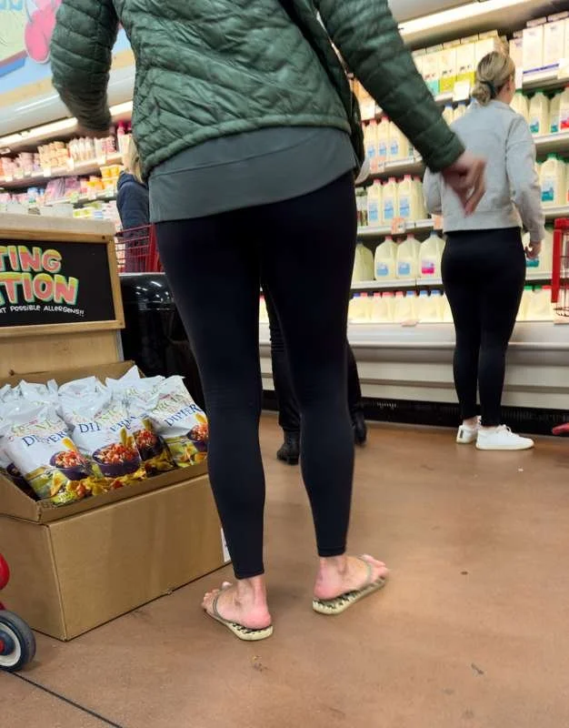 enjoy! big ass milf feet creepshot image 9