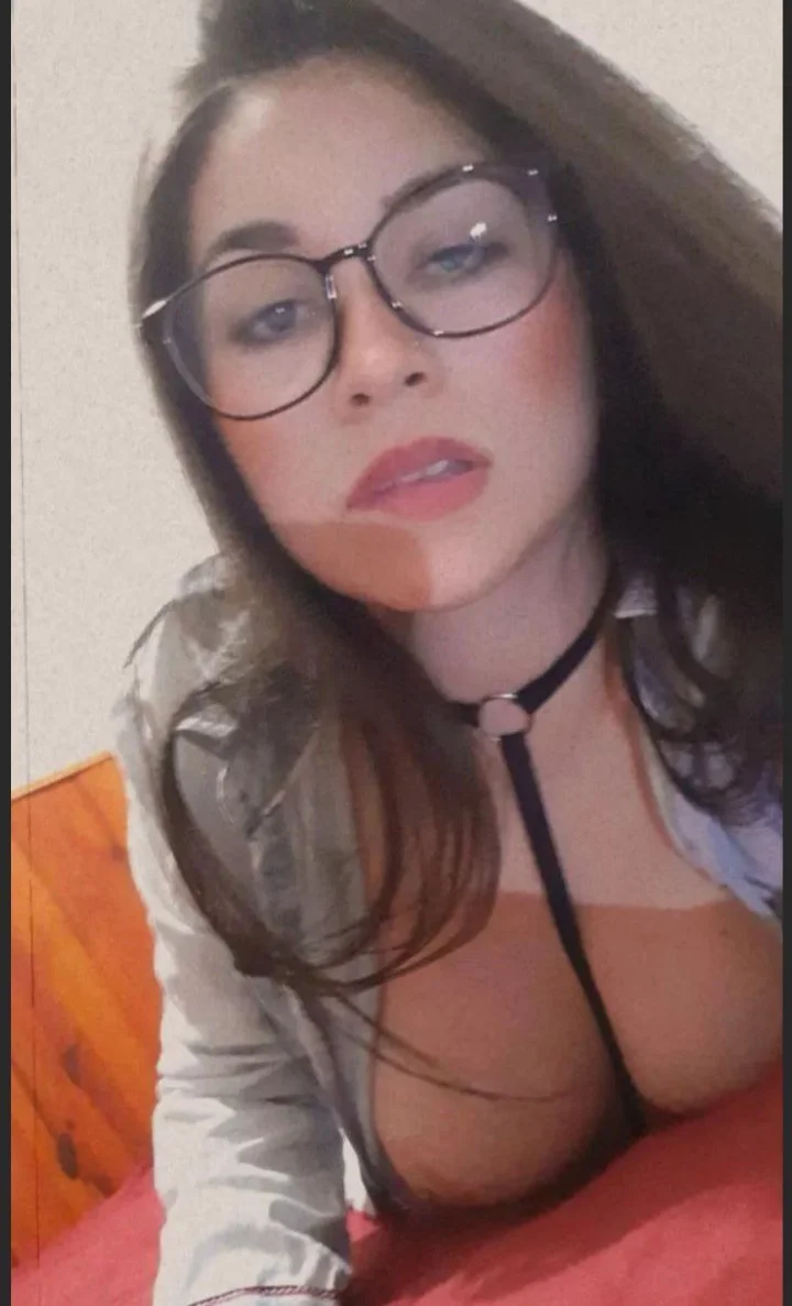Hermosa flaca de lentes blanquita con enorme culazo rico sexy main image