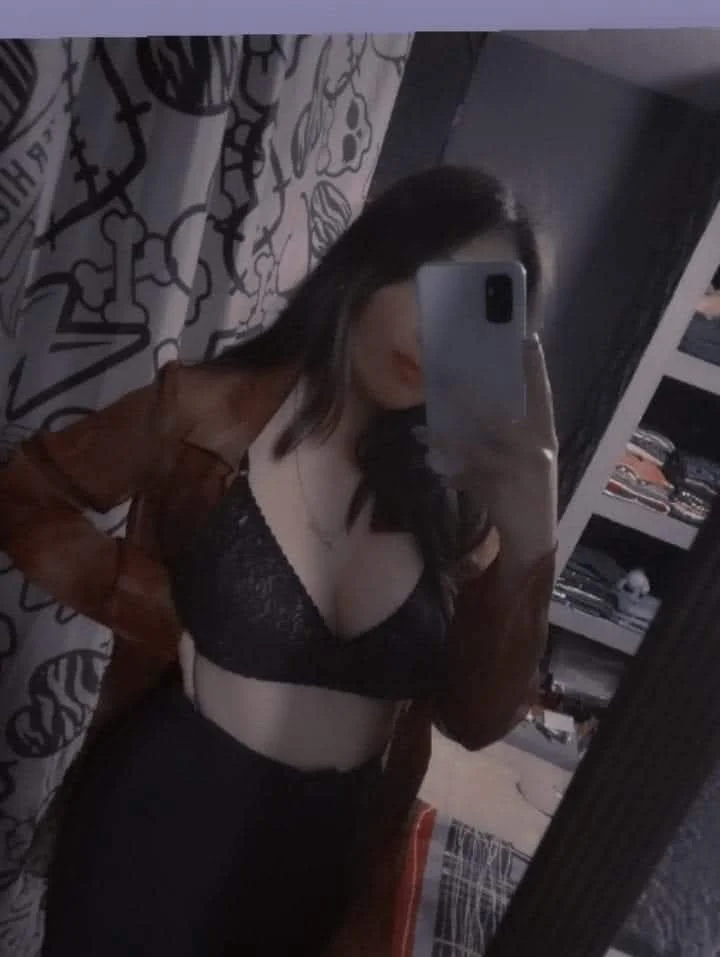 Perra con grandes tetas image 4