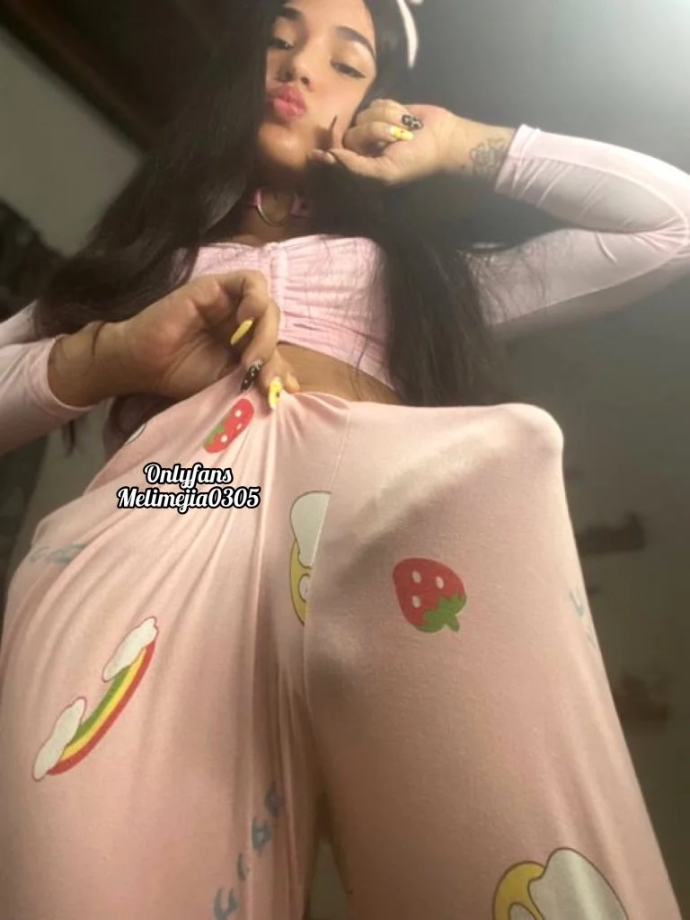 Girl bulge 3 image 8
