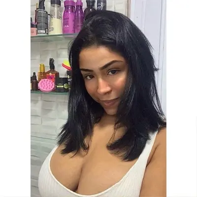 Morena gostosa exibindo o rabo. cover image