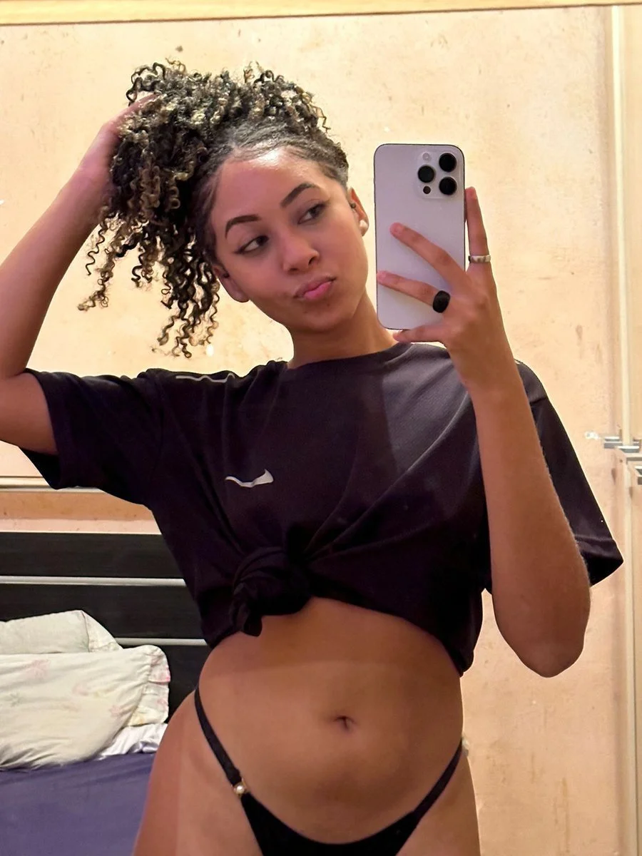 Morena gostosa caiu na Net exibindo seus peitos e raba image 3