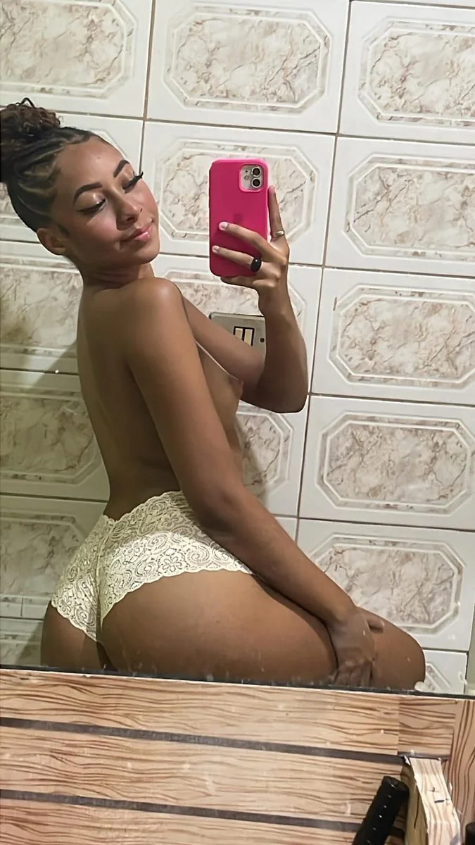 Morena gostosa caiu na Net exibindo seus peitos e raba image 4