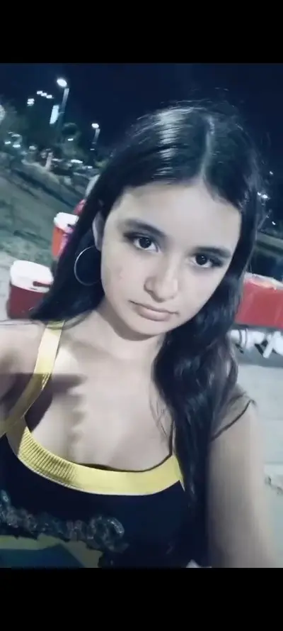 Novinha vazada traiu namorado com desconhecido na praça cover image