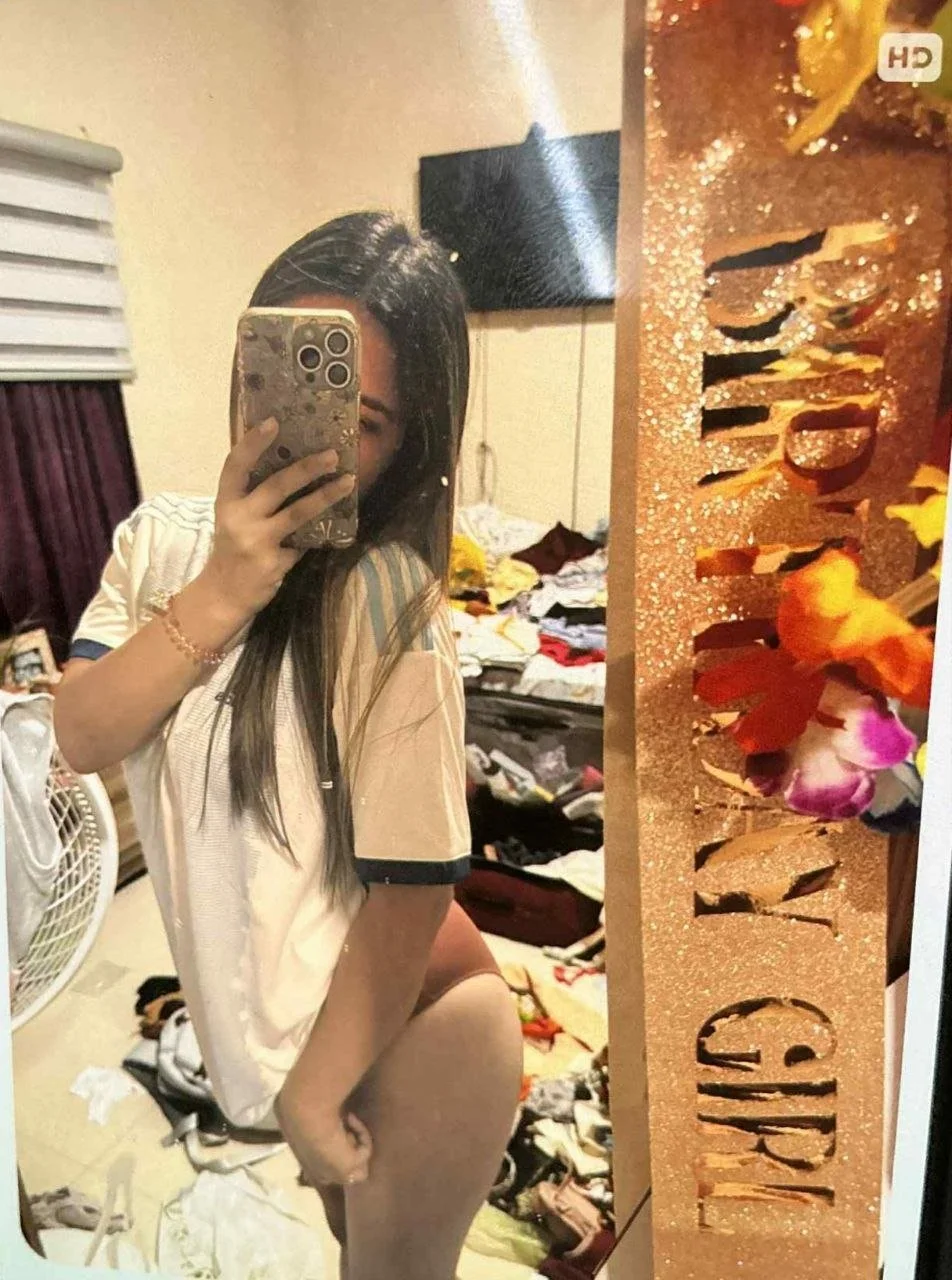 Alondra doctora putita infiel enseñando las tetas y los calzoncitos image 19