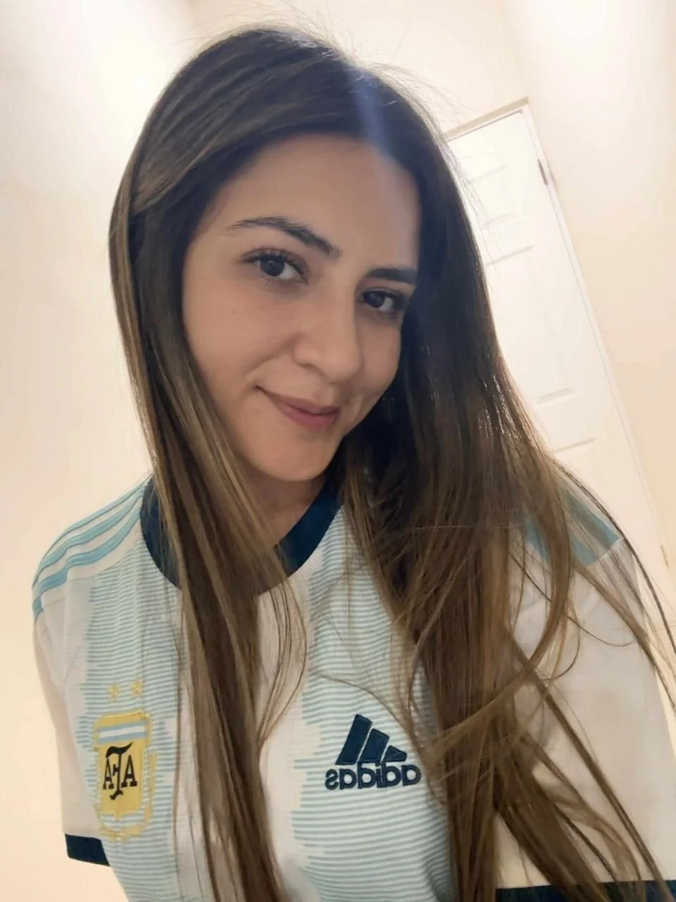 Alondra doctora putita infiel enseñando las tetas y los calzoncitos image 31