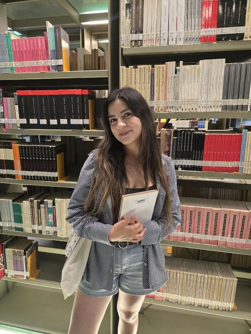 Alondra doctora putita infiel enseñando las tetas y los calzoncitos image 34