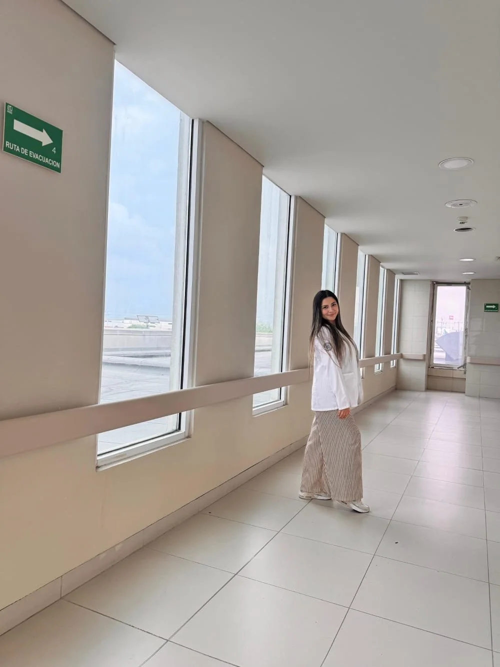 Alondra doctora putita infiel enseñando las tetas y los calzoncitos image 43