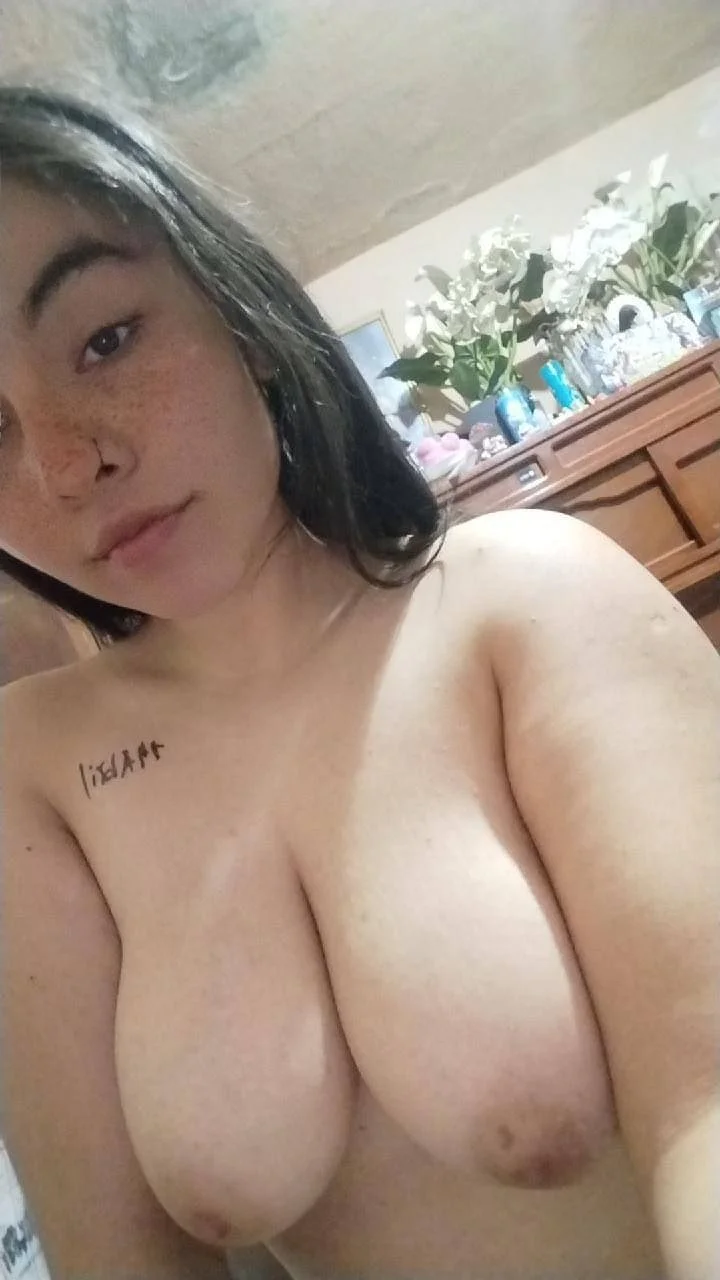 Cornudo, entrega a la perra hambrienta de verga que tiene por novia. image 3