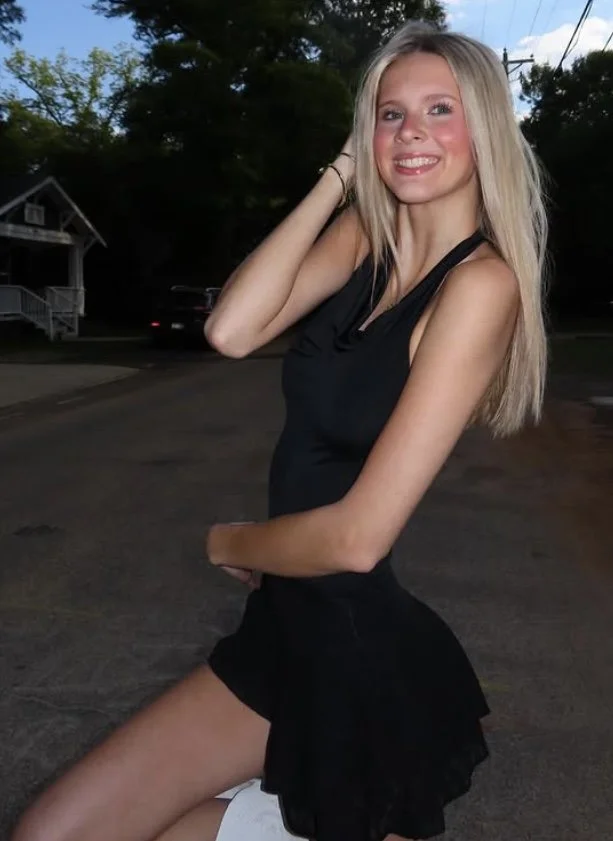Blonde bombshell is a tall and thin IRL baddie main image