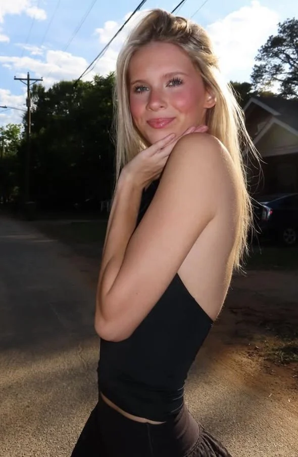 Blonde bombshell is a tall and thin IRL baddie image 3