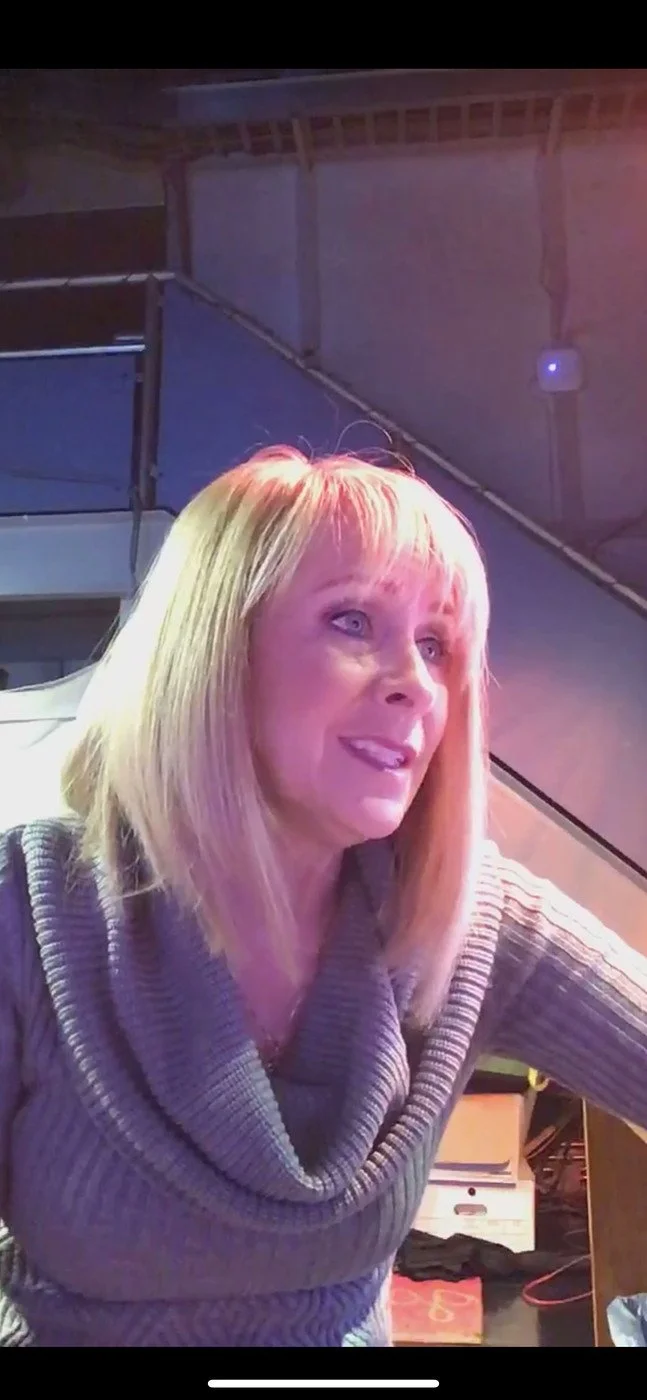 GILF weathergirl Tracy image 10