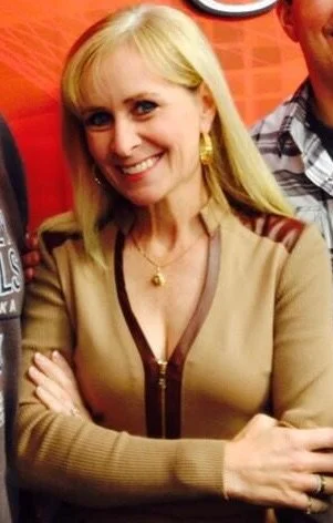 GILF weathergirl Tracy image 11