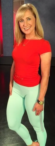GILF weathergirl Tracy image 2