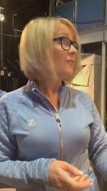 GILF weathergirl Tracy image 5