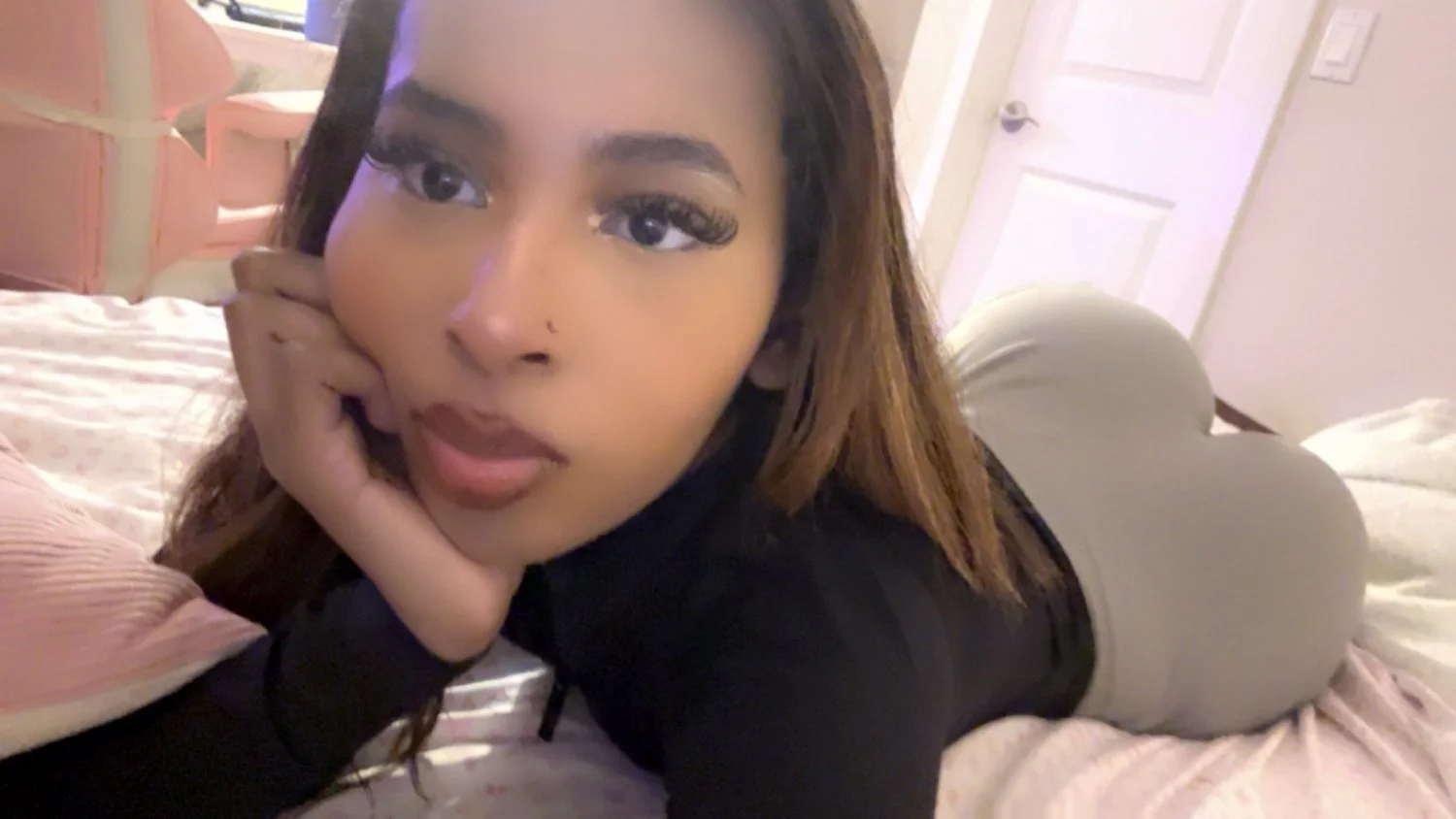 Girlfriend so sexy I want someone to fuck her while I watch.Dm for more of her and tribs image 2