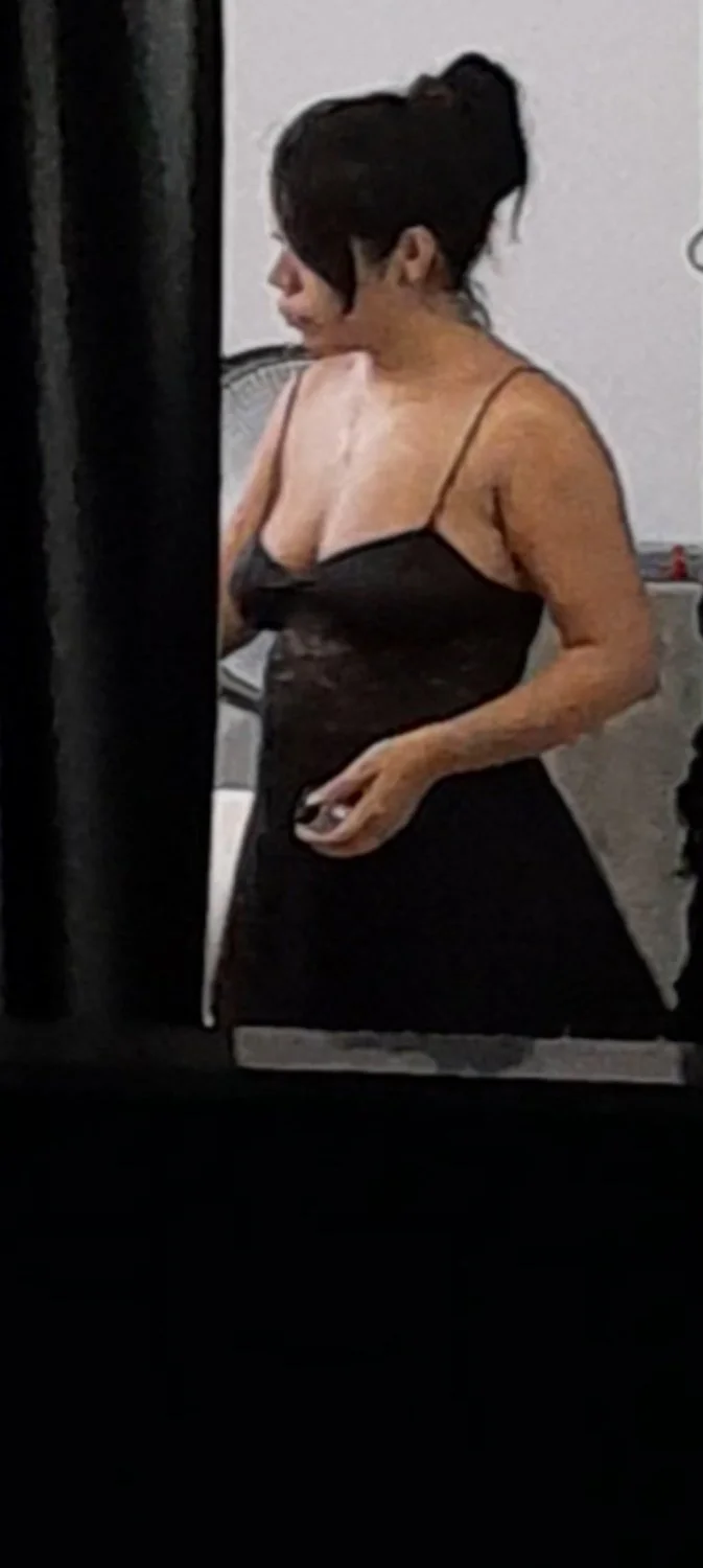 minha vizinha cadela se exibindo na janela image 2