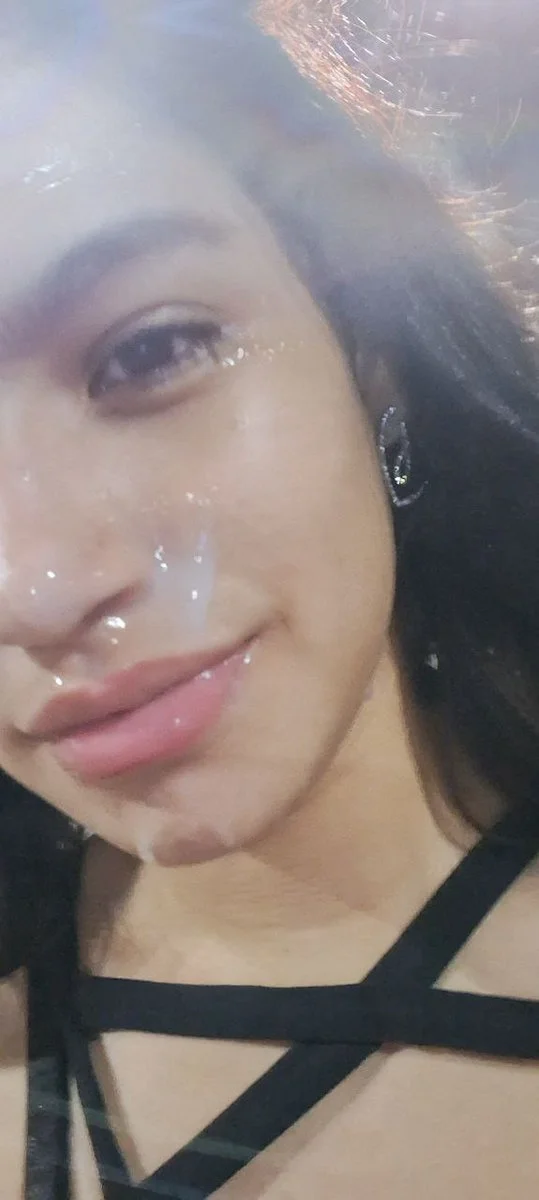Novinha safadinha que adora levar gozada na cara e andar com o rosto todo melado main image