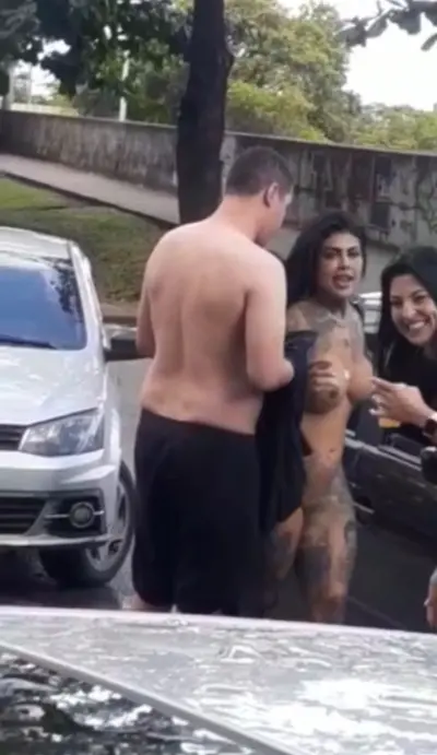 Vazou Gostosa Tatuada se Exibindo em Público após a Balada cover image