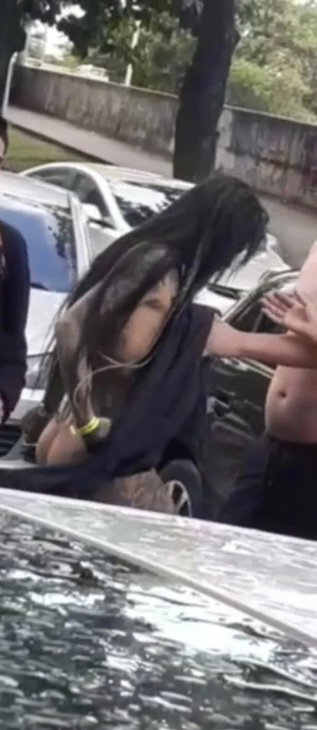 Vazou Gostosa Tatuada se Exibindo em Público após a Balada image 4