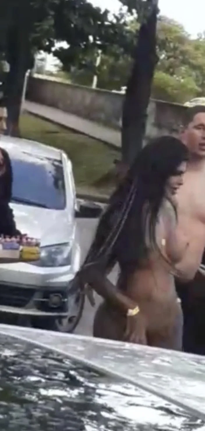 Vazou Gostosa Tatuada se Exibindo em Público após a Balada image 5