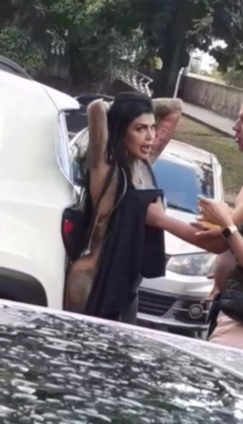 Vazou Gostosa Tatuada se Exibindo em Público após a Balada image 6