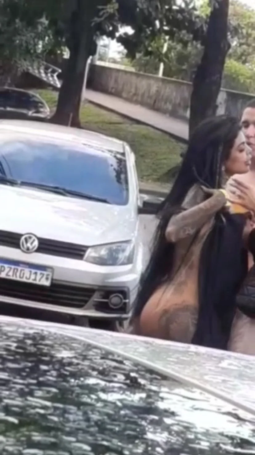 Vazou Gostosa Tatuada se Exibindo em Público após a Balada image 7