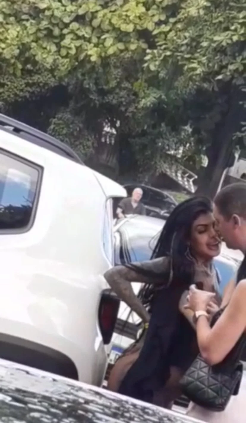 Vazou Gostosa Tatuada se Exibindo em Público após a Balada image 8