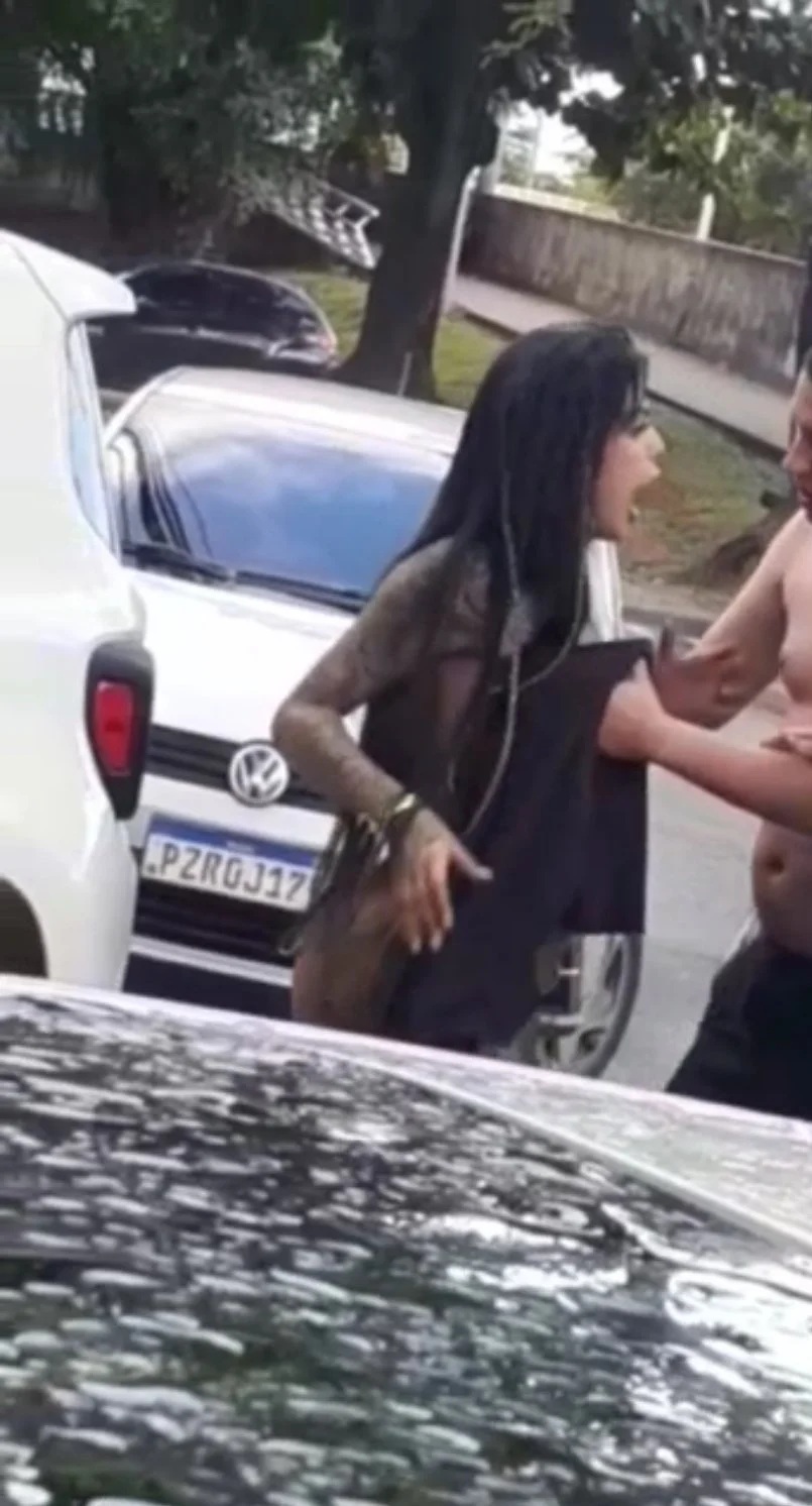 Vazou Gostosa Tatuada se Exibindo em Público após a Balada image 9