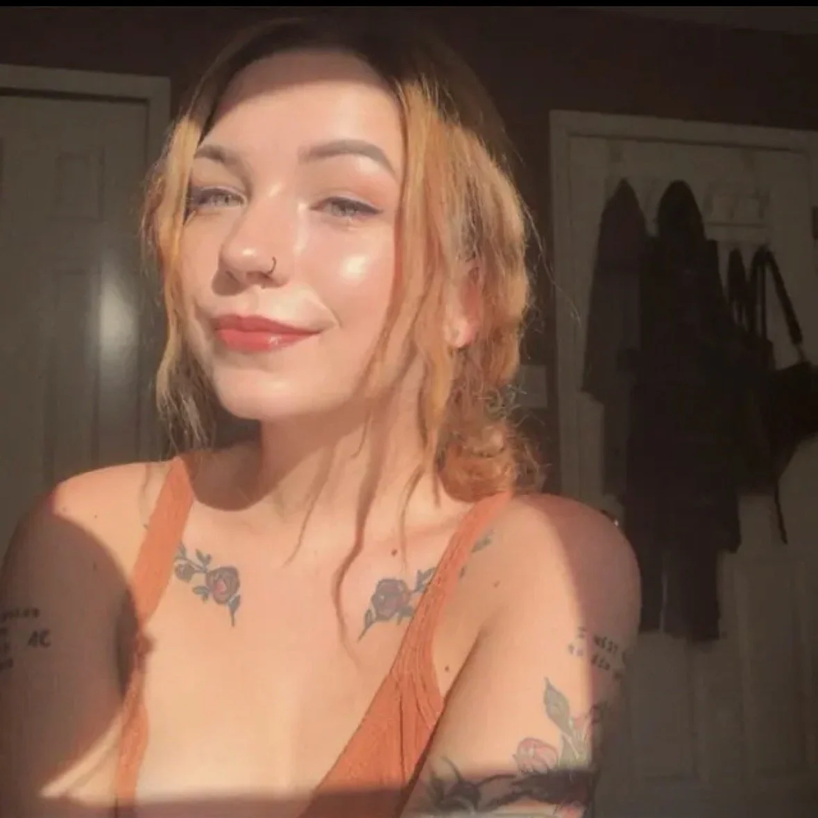 Loirinha linda da buceta grande ama se masturbar e gozar com seu consolo - squirting main image