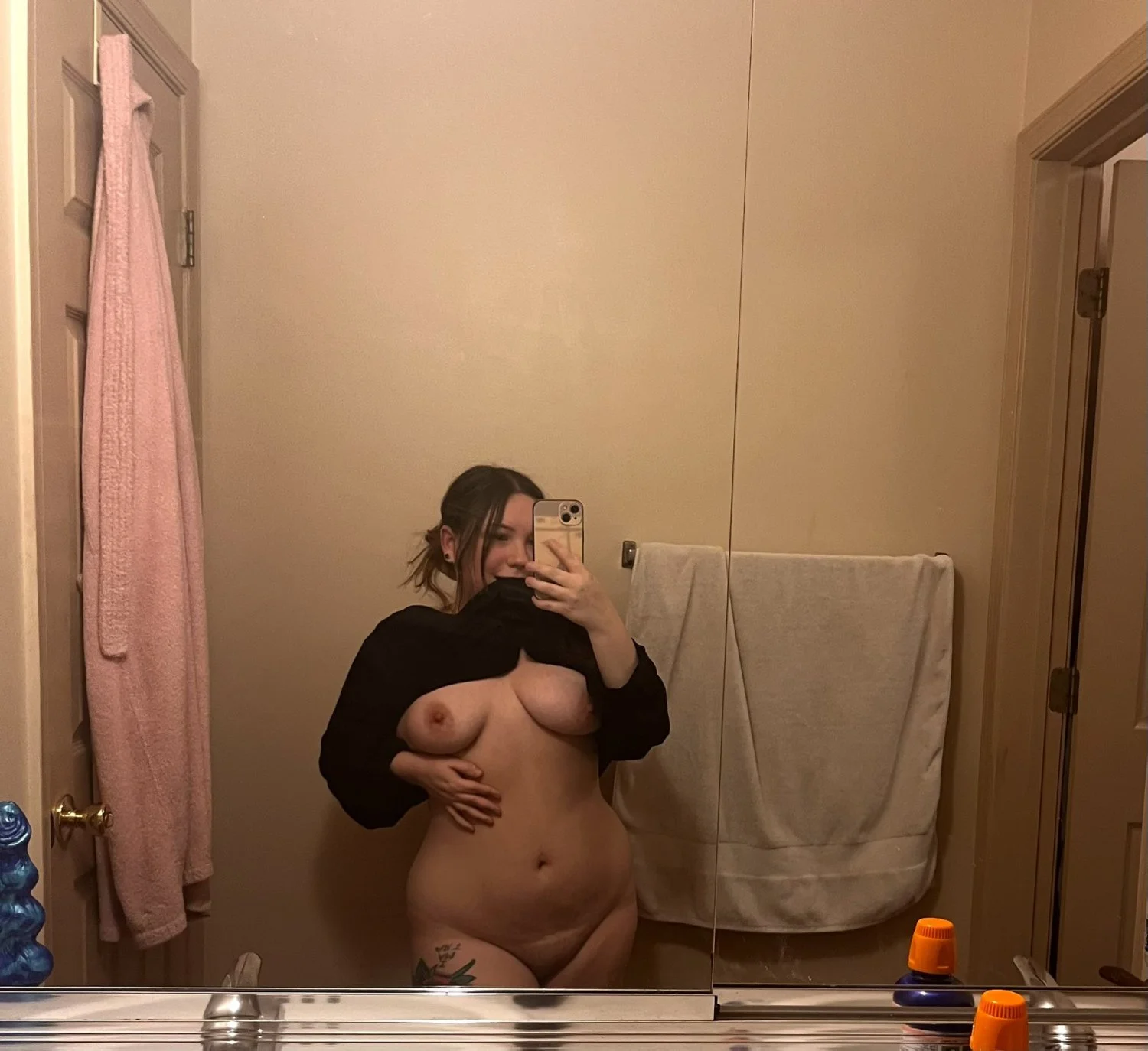 Loirinha linda da buceta grande ama se masturbar e gozar com seu consolo - squirting image 2