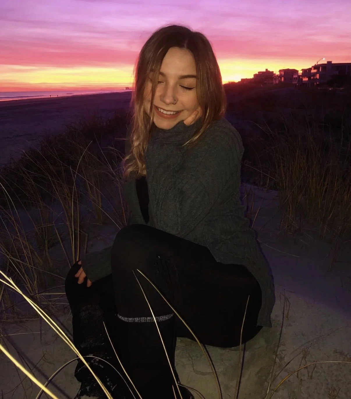 Loirinha linda da buceta grande ama se masturbar e gozar com seu consolo - squirting image 3