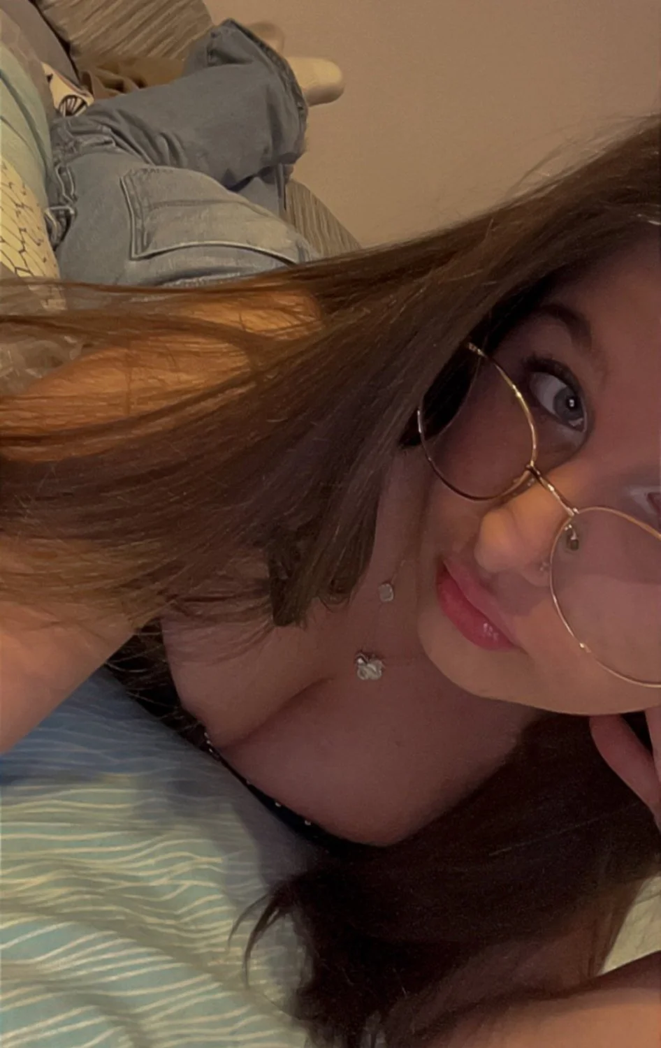 Tous ensemble pour les énormes seins de Kelly 19 ans image 13