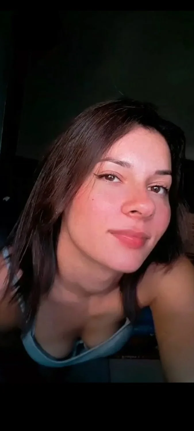 Kelly , esposa magrinha vazada pelo corno ! main image