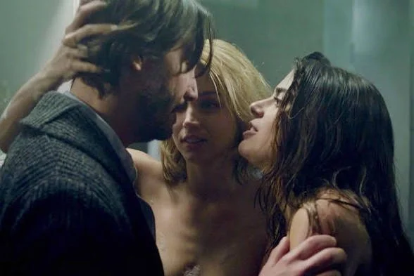 amateur threesome of Ana and Keanu Reeves image 18